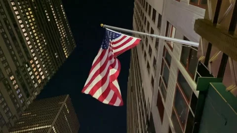 The US flag develops on the facade of a skyscraper 스톡 동영상 261575554