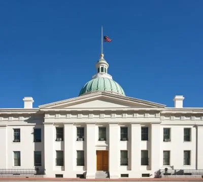 Us flag at half mast on courthouse Foto stock