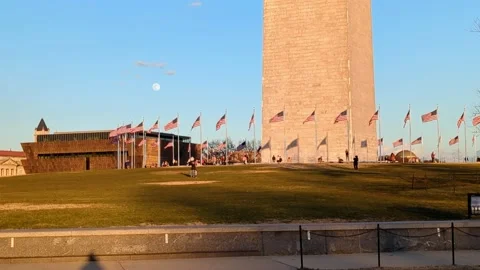 U.S. Flags Flying at the Washington Monument at Sunset Vídeos de archivo 229364765