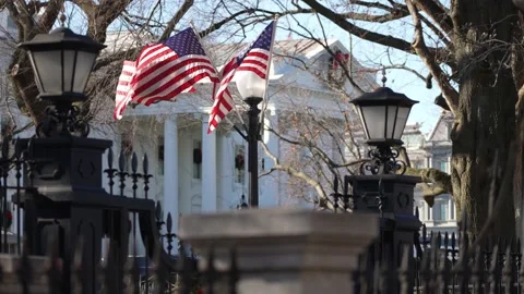 US flags on a post outside the presidents White House in Washington, DC. 스톡 동영상 167602636