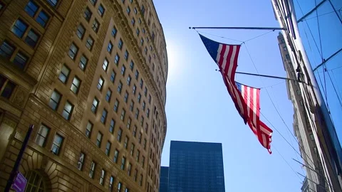 US flags waving under a blue sky in Lower Manhattan. New York, USA Vidéo 287911247