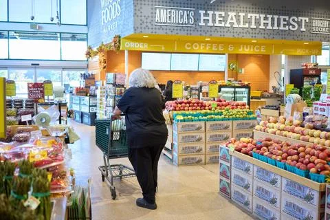 US grocers brace for sales decrease as food aid benefits set to lapse, Los Angel 写真素材