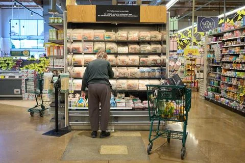 US grocers brace for sales decrease as food aid benefits set to lapse, Los Angel 库存照片
