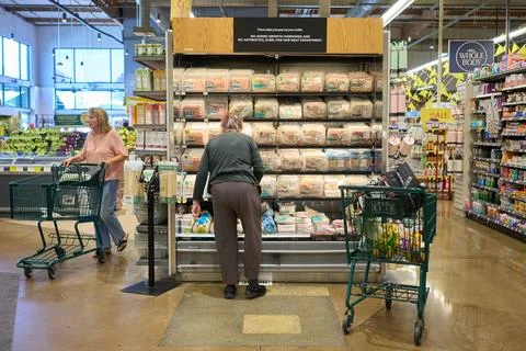 US grocers brace for sales decrease as food aid benefits set to lapse, Los Angel Stockfoto's