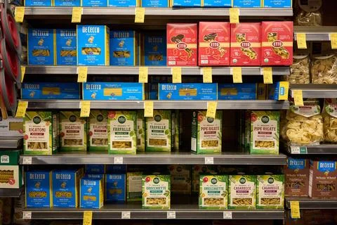 US grocers brace for sales decrease as food aid benefits set to lapse, Los Angel Stock Photos