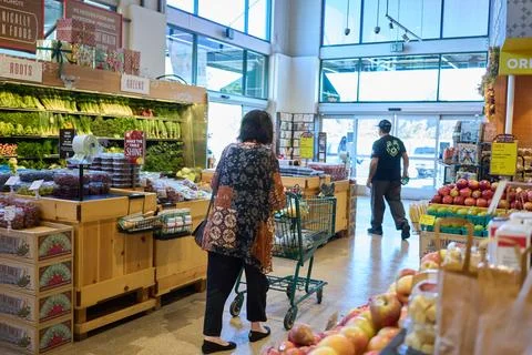 US grocers brace for sales decrease as food aid benefits set to lapse, Los Angel Stock Photos