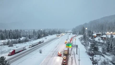 US: Heavy snow shuts down Interstate 80 in Truckee, California Stock Footage 324967792