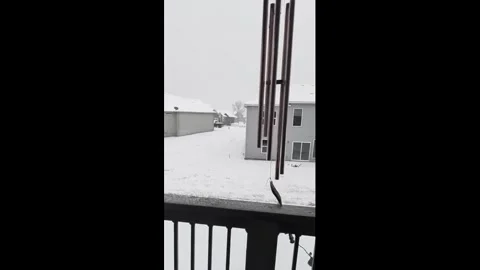 US: Heavy snowfall quickly builds up in Oak Grove, Missouri, USA Video stock 322171840