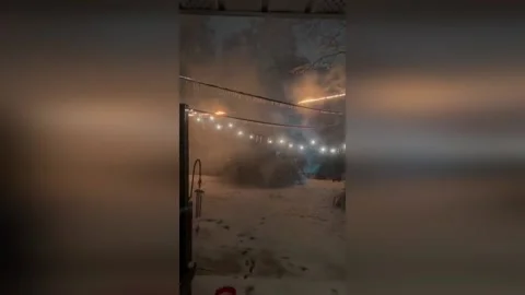 US: Ice Brings Down Tree, Sparks Fire in Evansville During Winter Storm Vidéo 297273443