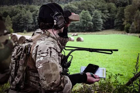 A U.S. Joint Terminal Attack Controller (JTAC) coordinates Close Air Suppo... Stock Photos