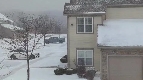 US: Lake-Effect Snow Dumps Inches on Northeast Ohio, Temperatures Plunge Vídeo Stock 323778816