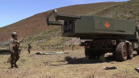 U.S. M142 High Mobility Artillery Rocket System rotates to launch position Stockbeeldmateriaal 201928253