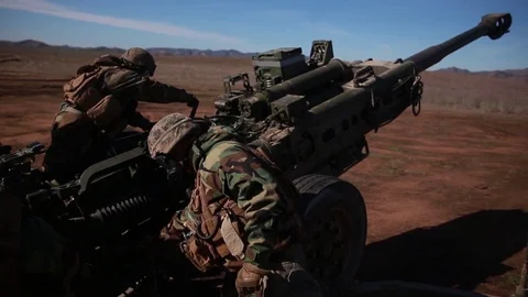 U.S. Marine pulls trigger on M777 Howitzer at Camp Pendleton 動画素材 99281329