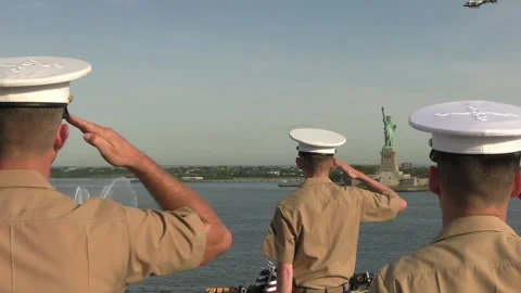 U.S. Marines aboard USS Bataan salute Statue of Liberty Parade during of Ships Stockbeeldmateriaal 201072478