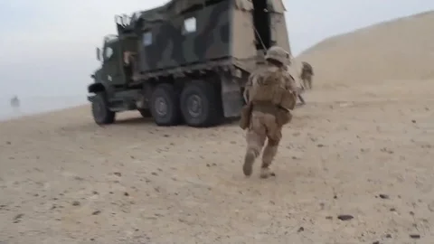 U.S. Marines assigned to MEU conduct a live fire exercise - 2013 Vidéo 103264285