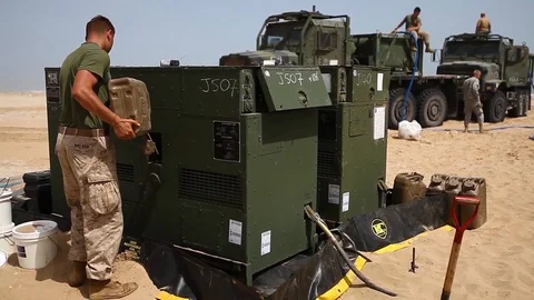 U.S. Marines assigned to operate a tactical water purification system - 2015 Vidéo 97523398