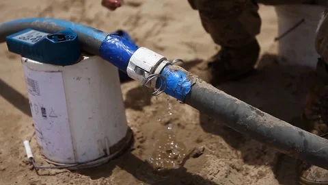 U.S. Marines assigned to operate a tactical water purification system - 2015 Vidéo 97523404