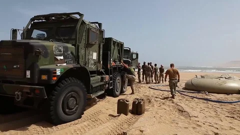 U.S. Marines assigned to operate a tactical water purification system - 2015 Vidéo 97523407