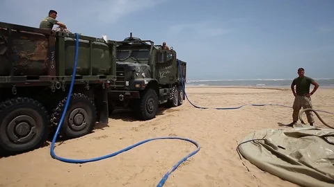 U.S. Marines assigned to operate a tactical water purification system - 2015 Vidéo 97523412