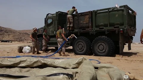 U.S. Marines assigned to operate a tactical water purification system - 2015 Vidéo 97523419
