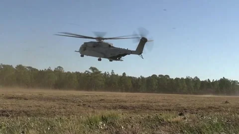 U.S. Marines CH-53K King Stallion helicopter kicking up dust and on landing 库存影片 258335852