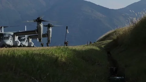U.S. Marines disembark two MV-22 Osprey aircraft parked on grass track Vídeos de archivo 255284476
