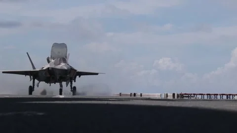 U.S. Marines F-35B Lightning II launching from flight deck of USS America 库存影片 282170748