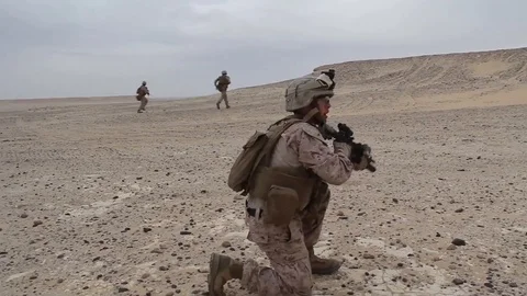 U.S. Marines fire during squad assault exercise in Al Galail, Qatar - 2013 Vidéo 103282666