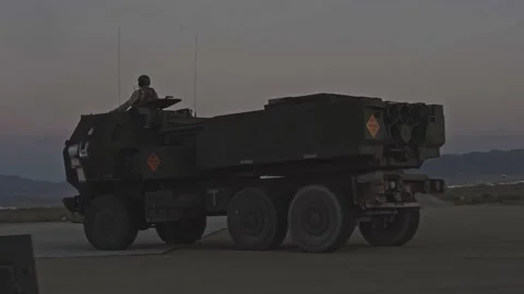 U.S. Marines M142 HIMARS being driven towards C-130 Hercules for loading Vídeos de archivo 162230020