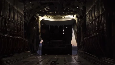 U.S. Marines M142 HIMARS being driven onto C-130 Hercules Vídeos de archivo 162230023