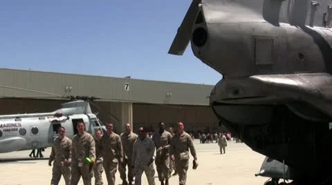 US Marines walking toward camera 库存影片 11938412