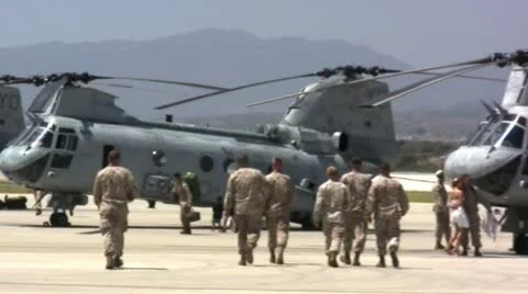 US Marines walking toward choppers 库存影片 11938341
