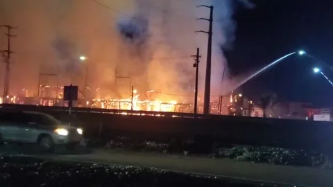 US: Massive Fire Engulfs Hotel Under Construction Near Camarillo Outlet Mall 5 스톡 동영상 179569151