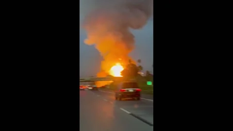 US: Massive Fire Engulfs Hotel Under Construction Near Camarillo Outlet Mall 4 스톡 동영상 179569176