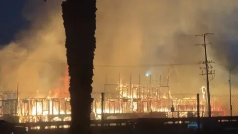 US: Massive Fire Engulfs Hotel Under Construction Near Camarillo Outlet Mall 3 스톡 동영상 179569183