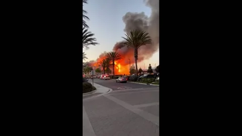 US: Massive Fire Engulfs Hotel Under Construction Near Camarillo Outlet Mall 2 스톡 동영상 179569190