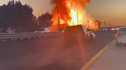 US: Massive Fire Engulfs Hotel Under Construction Near Camarillo Outlet Mall 스톡 동영상 179569206