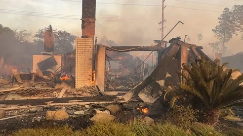 US: Mountain Fire exploded in residential neighborhood of Camarillo Heigh... Video stock 291335170