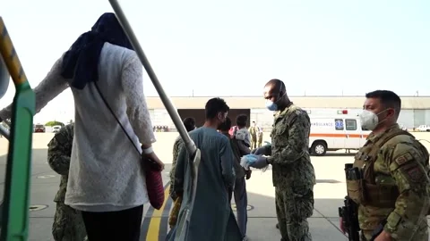 U.S. Navy distribute facemasks to evacuees arriving by plane from Afghanistan Vídeo Stock 160107780