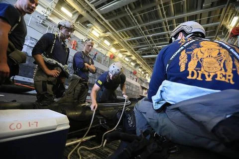 U.S. Navy divers from EOD Mobile Unit 11, MDS Company 11-7 prepare their s... Stock Photos