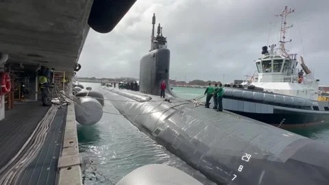 U.S. Navy fast attack submarine USS Hawaii (SSN 776) docking at HMAS Stirling 库存影片 282784309