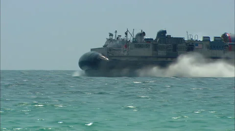 US Navy LCAC Maneuvers Right to Left Stockbeeldmateriaal 56366389