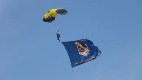 U.S. Navy Leap Frog Parachute Team Member with Flag Descending 스톡 동영상 237542829