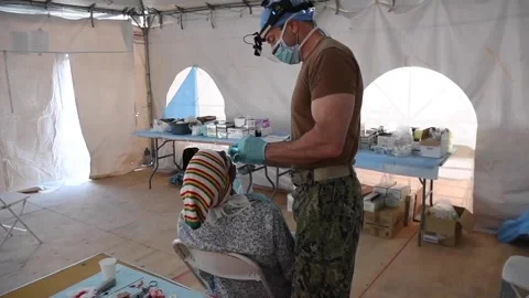 U.S. Navy medic performs dentistry on resident at medical site in Haiti Vidéo 227138295