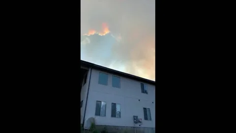 US: Parleys Canyon Fire forces thousands to evacuate Vídeos de archivo 170458386