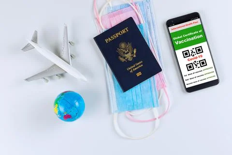 A US passport with a Covid-19 immunization digital document, a face mask an Stockfoto's