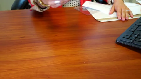 US Passport giving hands Vídeo Stock 39655862