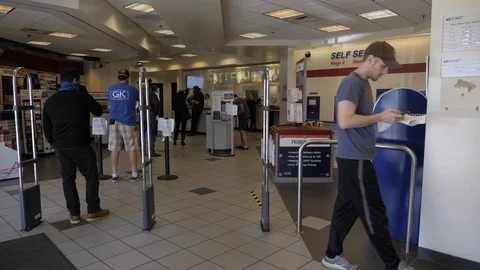 U.S. Post Office During COVID-19 Vídeo Stock 128560287
