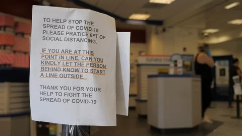 US Post Office During COVID-19 Pandemic Vídeos de archivo 128752794