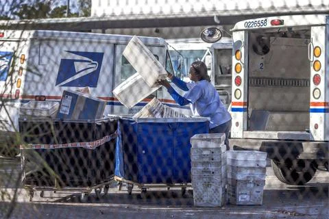 US Postal Service to accept inbound parcels from China, Hong Kong after suspensi 写真素材
